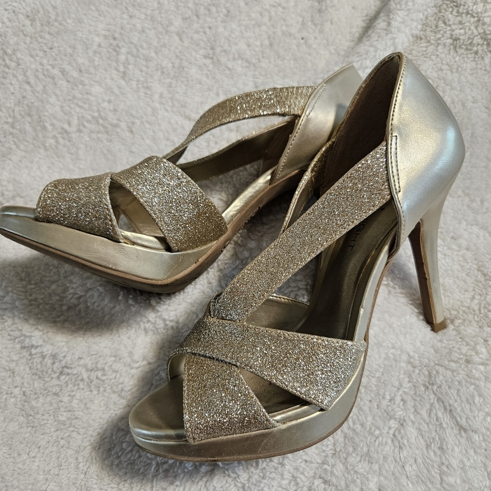 Fioni Gold Glitter Pumps